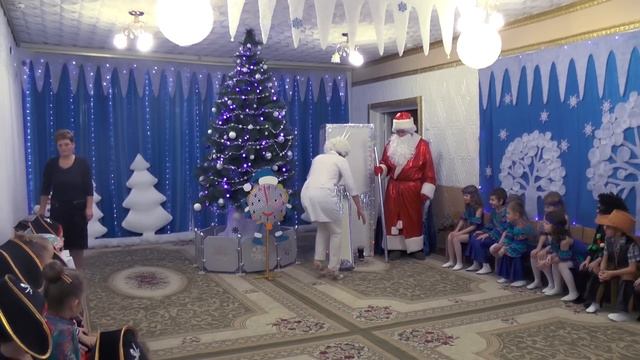 Сосулька Завидулька и Волшебный Аппарат на новогоднем утреннике 2016 в старшей группе. смотреть онлайн