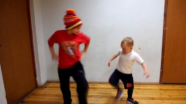 Самое смешное видео для детей . Кто научит ребенка танцевать? / Настя и Вова. / Помоги ребенку / смотреть онлайн