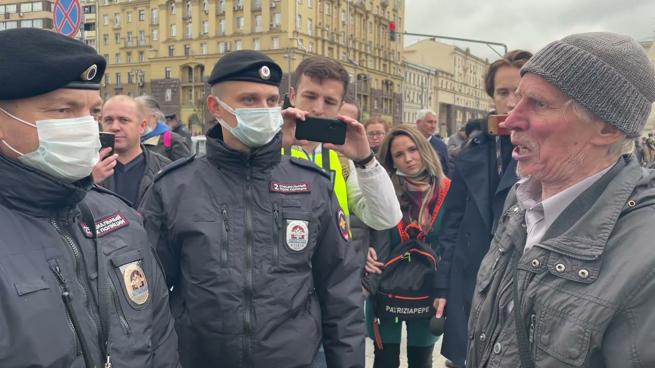 Дедушка сказал полицейским все что о них думает на протесте смотреть онлайн