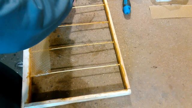 ???Рамка дадан-300 без проволоки. Пчеловодство, пасека, улей, развитие пчел. Медосбор 2019 смотреть онлайн