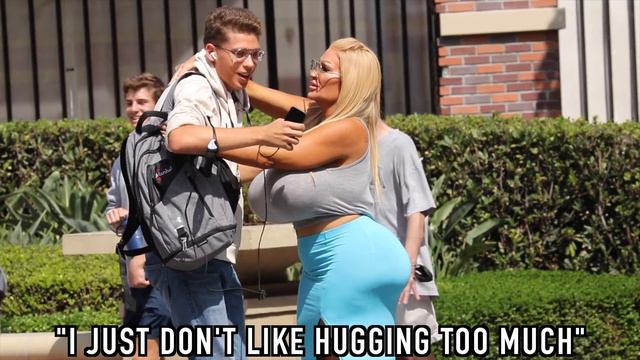 Giving Strangers Really Long Hugs.. смотреть онлайн