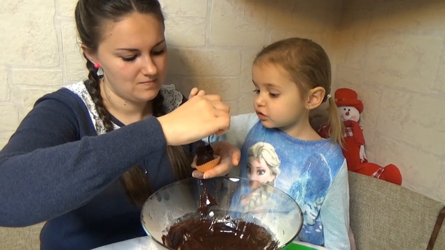 Готовим кексы обезьянки маффины в кекснице раскрашиваем шоколадом make monkey ma смотреть онлайн