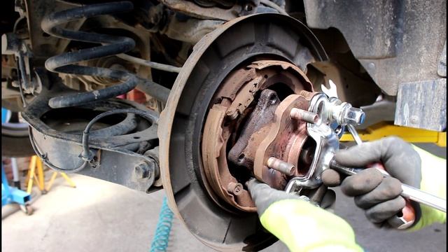 Замена задней правой ступицы на INFINITI QX80 5,6  Инфинити Ку Икс 80 2014 года