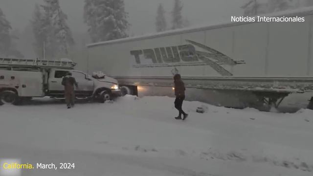 California, USA is in a snowstorm! 100 mph snowstorm hits California's Sierra смотреть онлайн
