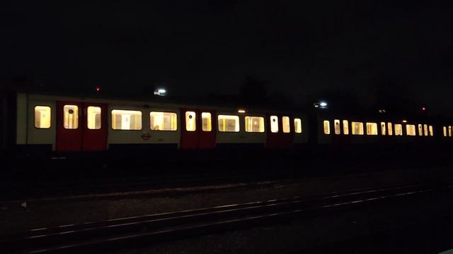 Eastbound District Line Departs Chiswick Park Station [4K] смотреть онлайн