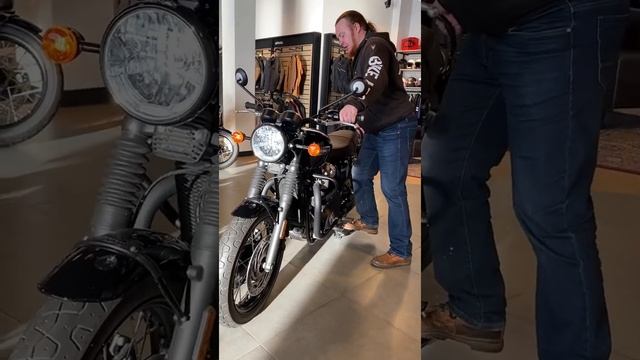 Как поставить мотоцикл на центральную подножку ? смотреть онлайн