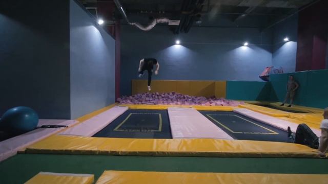 БАТУТЫ Flipfly!! НЕРЕАЛЬНЫЕ прыжки на батуте под ONYX – turndafucup!! смотреть онлайн