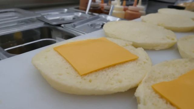 흘리지 않고 먹는 UFO버거! / UFO Burger! that eat without spilling - korean street food смотреть онлайн