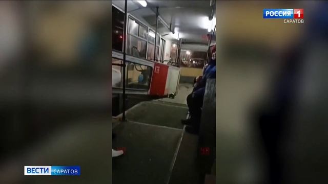 В Саратове у трамвая вырвало дверь из-за наледи смотреть онлайн