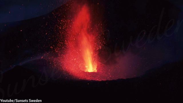 La Palma volcano: Drone flies over two vents (Part 2) смотреть онлайн