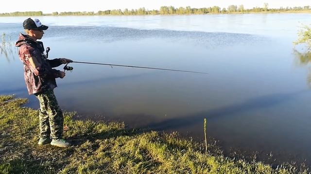 ловля пассивного окуня по большой воде .Отводной поводок.Река Томь смотреть онлайн