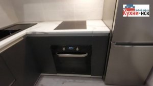 Современная кухня в хрущевку без ручек, высокие шкафы до потолка