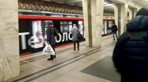 На поезд "Дейна" в сторону станции "Бабушкинская" посадки нет. Поезд следует в депо.