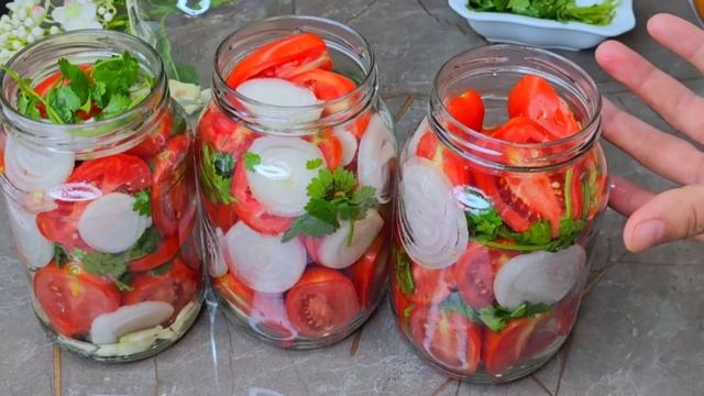 В Прошлом году пожалела ,что закрыла мало.Самый бомбичиский рассол.Это лучший рецепт  помидоров.