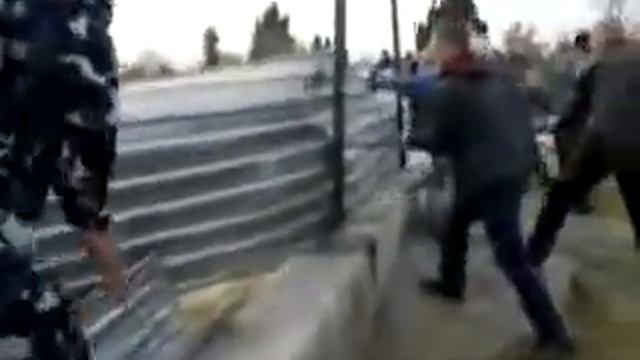Снос забора вокруг незаконной стройки в Севастополе смотреть онлайн