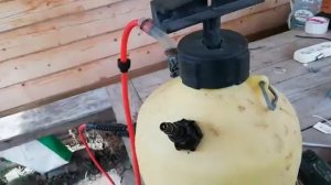 Самодельный электрический садовый опрыскиватель.