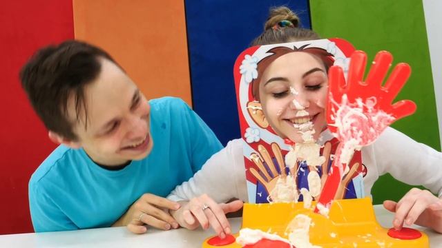 Смешные челленджи с едой в шоу Вики и Фёдора - Челлендж Пирог в лицо! Весёлые игры дома