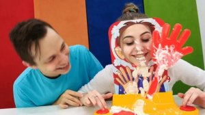 Смешные челленджи с едой в шоу Вики и Фёдора - Челлендж Пирог в лицо! Весёлые игры дома