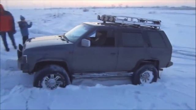 Террано и Паджеро по снегу на спущенных до 0,1 атм. колесах смотреть онлайн