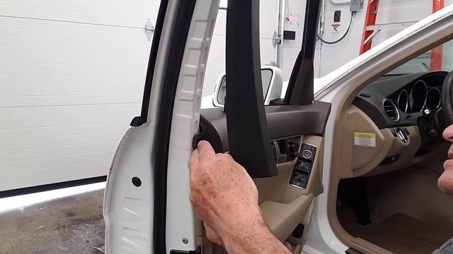 Mercedes benz C300 2008 to 2014 Door panel sweep removal смотреть онлайн
