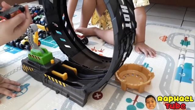Mainan Hotwheels Monster Truck Baru | Monster Trucks Epic Loop Challenge смотреть онлайн