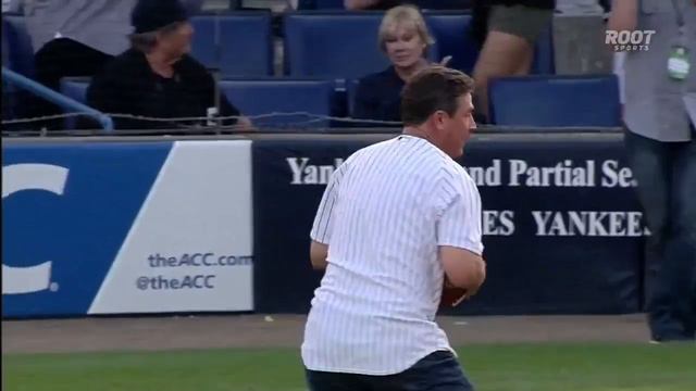 PIT@NYY: Dan Marino tosses first pitch vs. Yankees смотреть онлайн