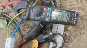 Солнечная панель и компрессорный холодильник на природе