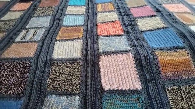 Огромный плед крючком за два месяца из остатков пряжи.