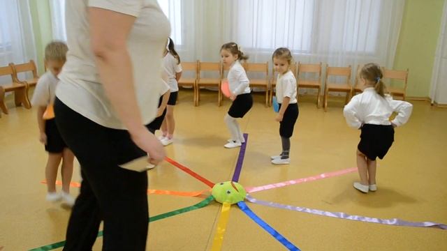 Копия видео "Веселая подвижная игра с нетрадиционным оборудованием "Осьминожка"" смотреть онлайн
