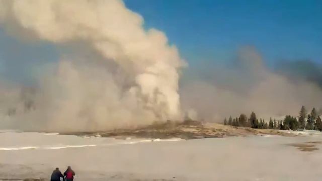 Yellowstone Supervolcano: Old Faithful time lapse - Извержение гейзеров: Супервулкане Йеллоустон смотреть онлайн