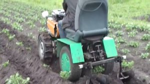 Минитрактор из мотоблока .Рулевой адаптер. Окучивание картофеля минитрактором. Нижегородская област