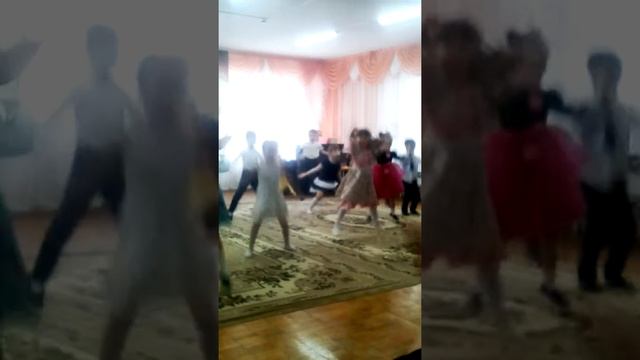 Подтанцовка маленькие гномики большие слоники ? смотреть онлайн