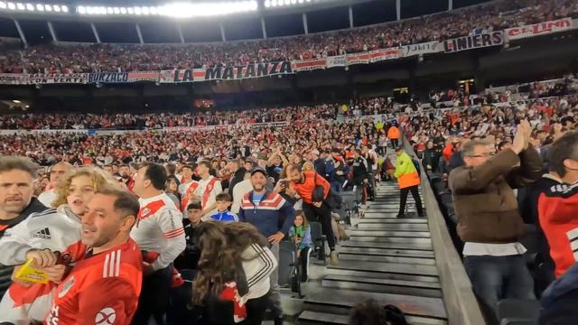 Аргентинский футбол — это безумие! Я попал в VIP-зону стадиона River Plate // Мы свалили. Ep 53 смотреть онлайн