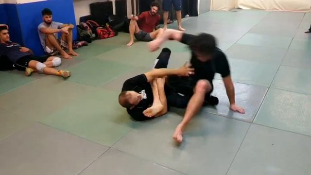Kniebar von surfer position. рычаг колена из позиции "сёрфер" смотреть онлайн
