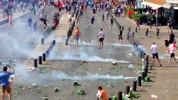 Russian hooligans vs England hooligans EURO 2016 in Marseille