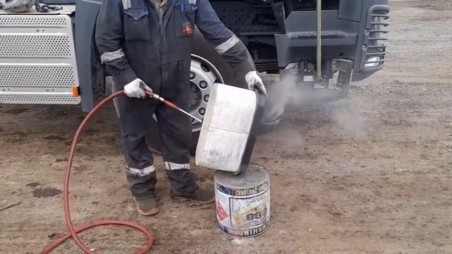 Cleaning The Engine Air Filter Of Mercedes Benz Actros