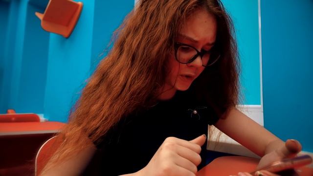 НА МАШУ НАПАЛИ СТАРШЕКЛАССНИЦЫ!!! смотреть онлайн