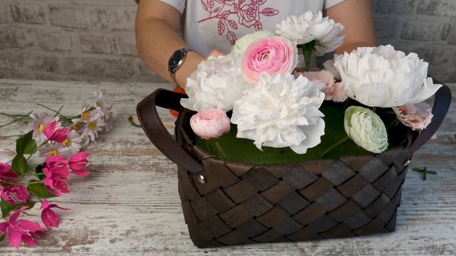 Композиция цветов из гофрированной бумаги в корзине/MARI ROMANOVA/DIY смотреть онлайн