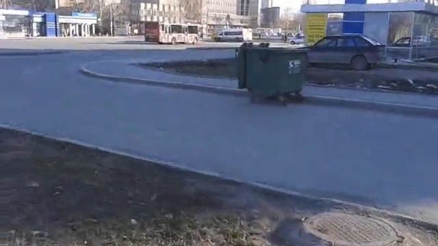 Мусорный бак ездит по дороге