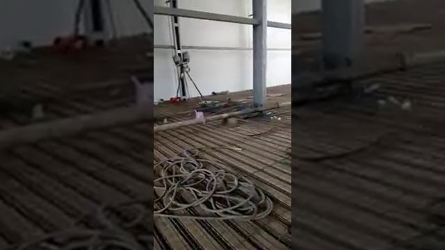 Подача бетононасосом бетона с металлической фиброй в ангаре. смотреть онлайн