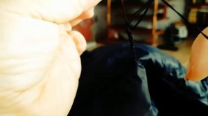 Быстрый и лёгкий способ сделать вешалку на куртке имея лишь нитку и иголку.