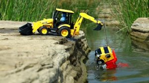 Экскаватор спасает самосвал из воды