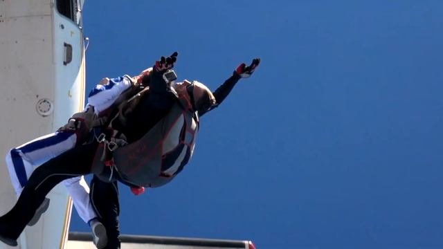 Еще один крутой прыжок с парашютом с АК "Авиа-Союз" смотреть онлайн