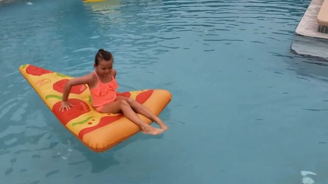 Игры в бассейне с надувашками. Плаваем на разных надувных матрасах. Какой надувной матрас лучше. смотреть онлайн