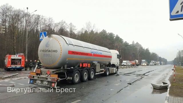 Автопоезд со сжиженным газом протаранил легковушку на перекрёстке у д. Черни на трассе М1 смотреть онлайн