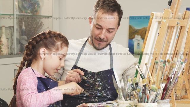 Father and daughter enjoying painting together high fiving at art studio смотреть онлайн