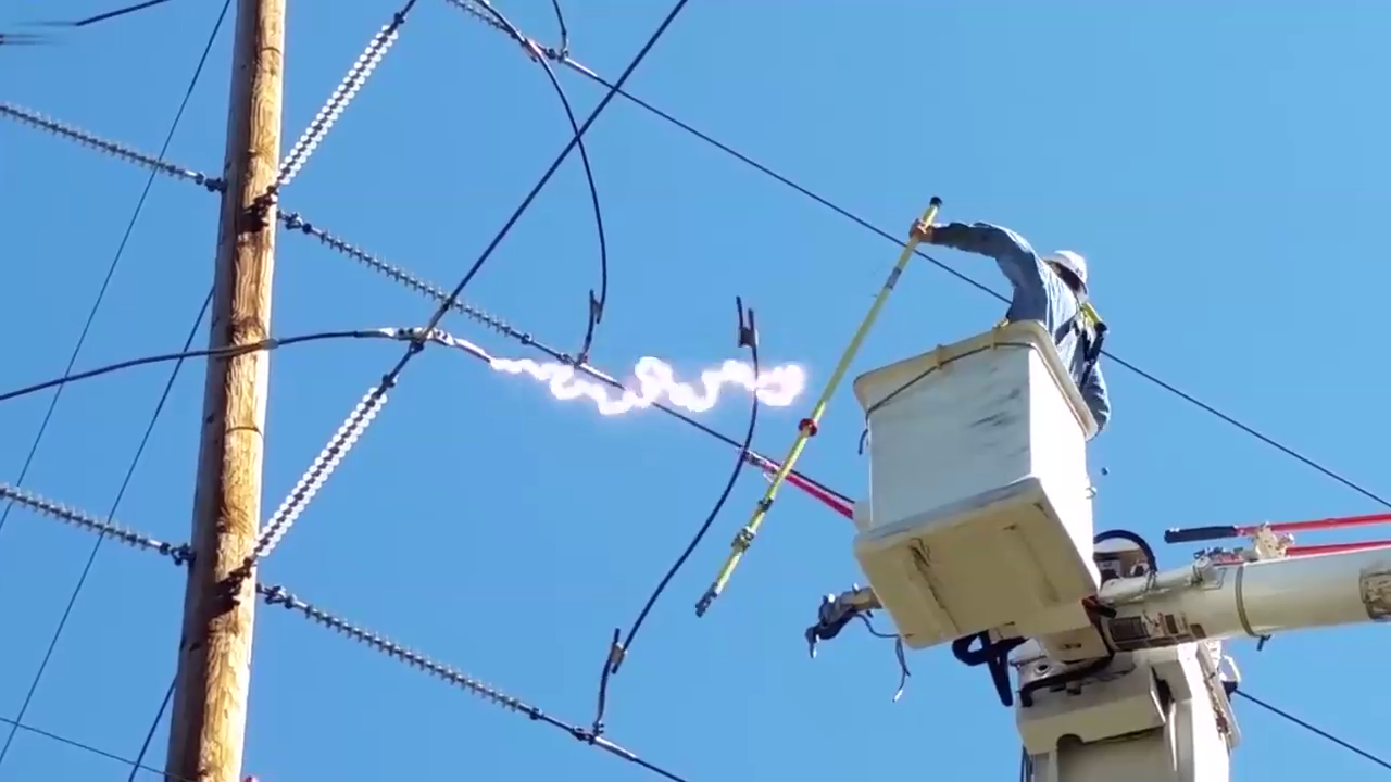  Электрики срезают кабель под напряжением смотреть онлайн