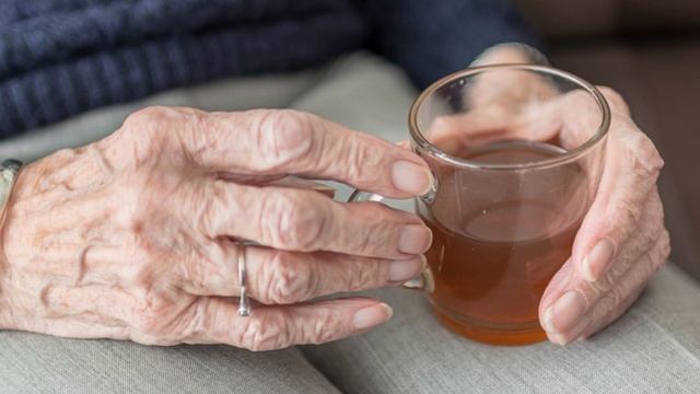 Грибники нашли в лесу 100-летнюю отшельницу. Женщина ни разу в жизни не видела это… смотреть онлайн