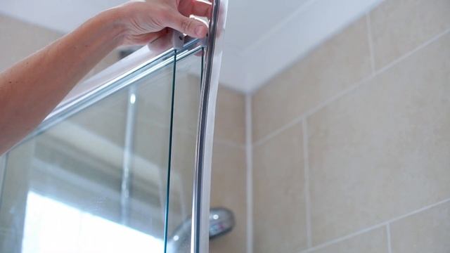 How to install a shower seal on your glass door (transparent and chrome seals). смотреть онлайн