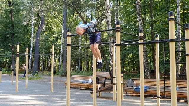 Выход на две обратным хватом. Польза выходов разным хватом и с разной шириной постановки рук. смотреть онлайн